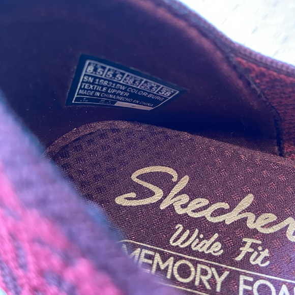 Skechers Women’s 158315 Burgundy Cleo Point Feline Fab Size 8.5 W Slip-On Flat - Picture 5 of 5